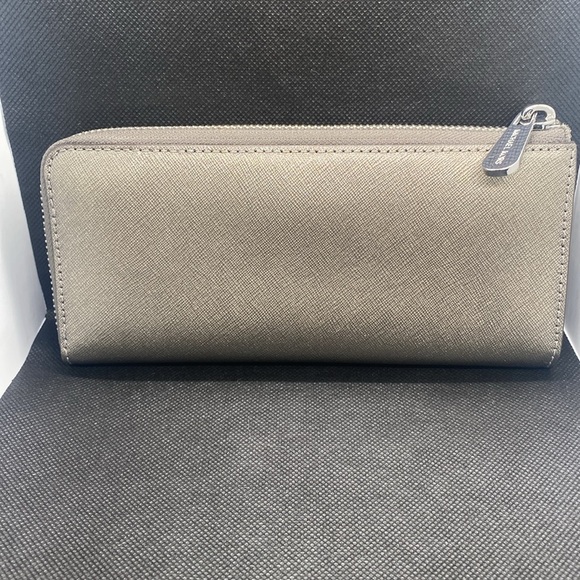 Michael Kors Lg Jet Set Travel Nickel Three Quarter Zip Leather Wallet/Like New - Picture 2 of 7